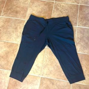 Lululemon black size 20 joggers CROPPED.
